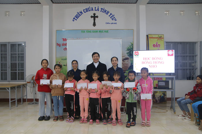 Caritas Huế trao 33 suất học bổng Bông Hồng Nhỏ